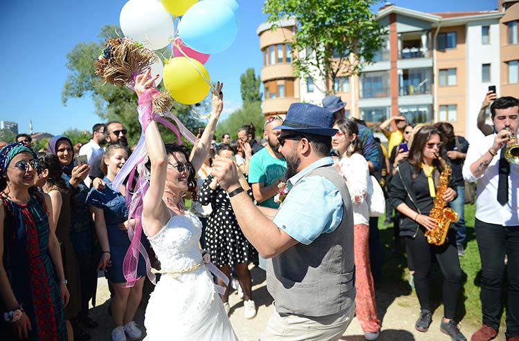 Halka açık parkta bando müzikleri eşliğinde gökyüzüne balon salan, uçurtma uçuran çift ve katılımcılar, su savaşı da yaptı, gönüllerince eğlendi.