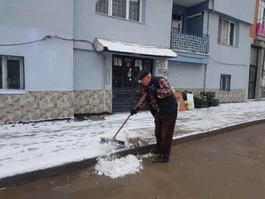 Son günlerde adeta yaz havasını yaşayan Eskişehir'de dün geceden itibaren başlayan kar yağışı devam ederken, sabah erken saatlerde tezgahlarını açmak isteyen pazarcıları büyük zora soktu.