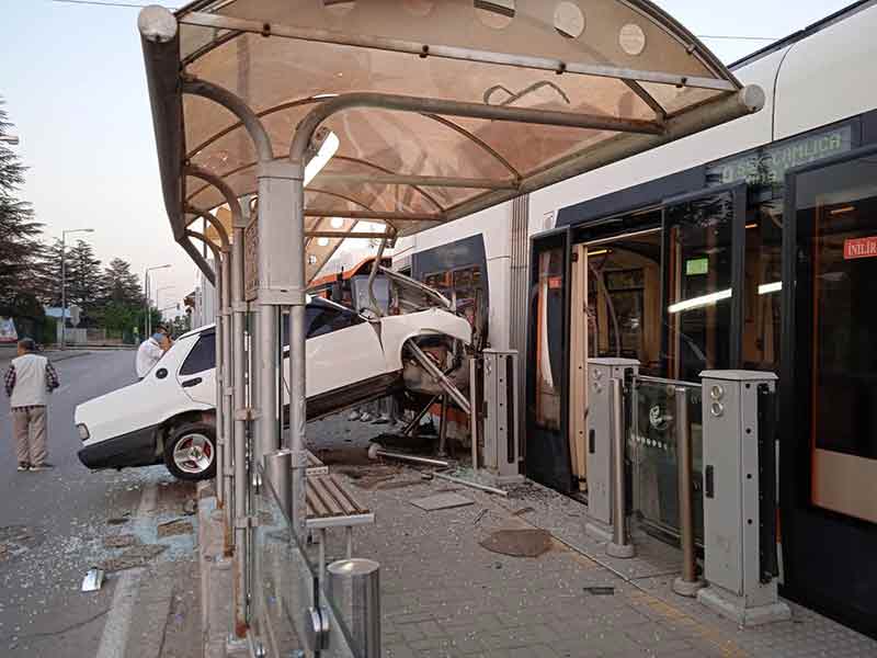Yaralı sürücünün hayati tehlikesinin bulunduğu öğrenilirken, kaza sonrasında duran tramvay seferleri incelemenin ardından yeniden açıldı.