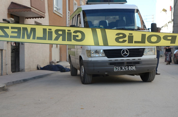 Eskişehir'de sokak ortasında bir erkek cesedi bulundu. 