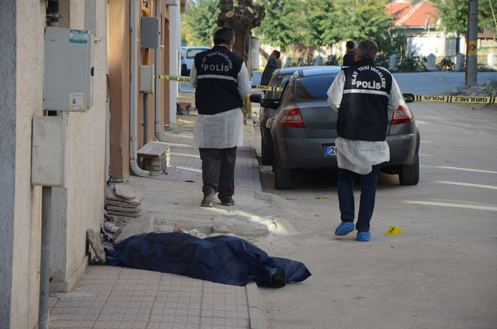 Eskişehir'de sokak ortasında bir erkek cesedi bulundu. 