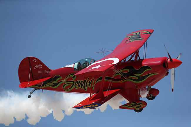 Sivrihisar Uluslararası Sportif Havacılık Merkezi tarafından Necati Artan Tesisleri'nde gerçekleştirilen festivale birçok kentten 28 paraşütçü ve 33 model uçak tutkunu katıldı. 
