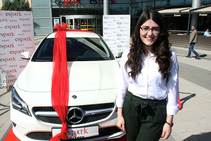 Eskişehir Osmangazi Üniversitesinde (ESOGÜ) öğrenim gören Emine Büşra Özuğur, bir alışveriş merkezince düzenlenen ve 86 bin kişinin katıldığı çekilişte lüks otomobil kazandı.