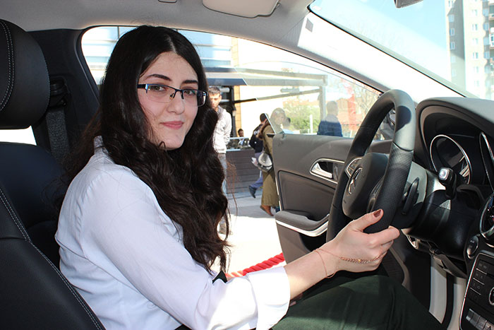 Eskişehir Osmangazi Üniversitesinde (ESOGÜ) öğrenim gören Emine Büşra Özuğur, bir alışveriş merkezince düzenlenen ve 86 bin kişinin katıldığı çekilişte lüks otomobil kazandı.