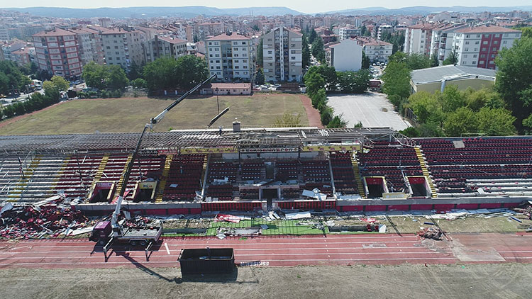 Eskişehir'de spor tarihinin en büyük şahitlerinden biri olan Atatürk Stadyumu'nda yıkım işlemleri devam ediyor. 