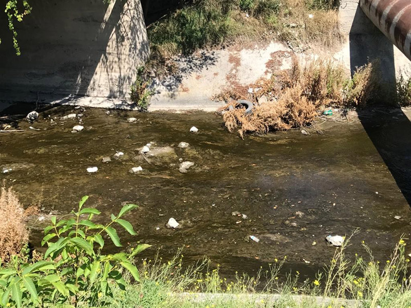 Kanaldaki suyun çekilmesinin ardından tabanda bulunan atıklar ortaya çıktı.