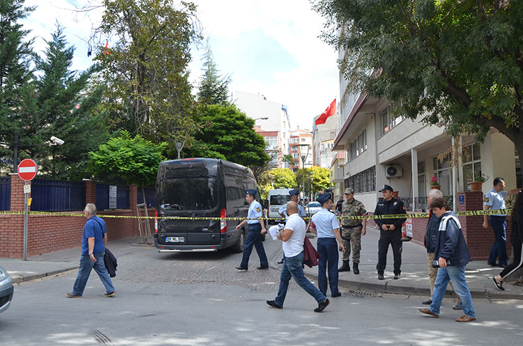 Eskişehir’de Astsubay Orduevi yakınında bulunan şüpheli paket kontrollü bir şekilde fünye ile patlatıldı. 