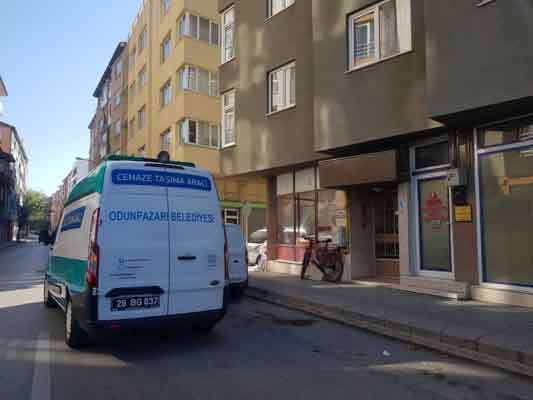 Basın Şehitleri caddesinde bulunan bir binanın 4. katında 3 yıldır tek başına yaşayan 56 yaşındaki Çetin Kepçeler'den bir süre haber almayan yakınları polis ekiplerine haber verdi.