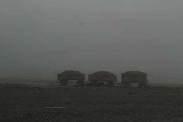 Eskişehir'de sabah saatlerinden itibaren etkisini gösteren yoğun sis görüş mesafesini düşürerek sürücülere zor anlar yaşattı. 