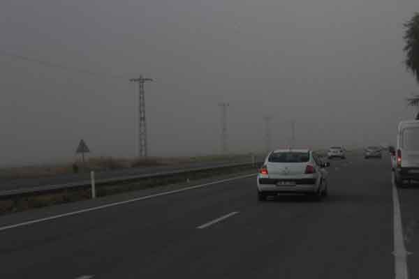 Yoğun sis nedeniyle görüş mesafesi düşerken, trafikte araçların yanı sıra vatandaşlar da zor anlar yaşadı.