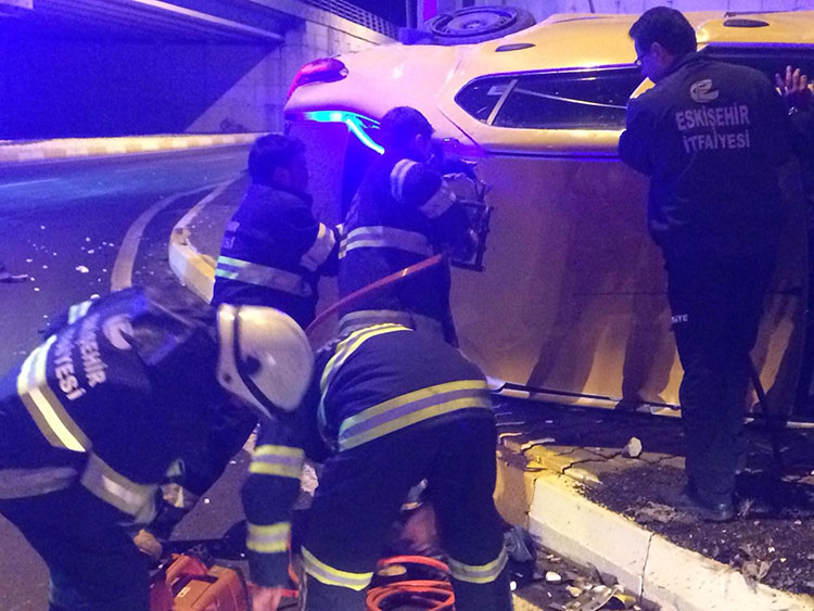 Eskişehir'de meydana gelen trafik kazasında, kontrolden çıkıp takla atan aracının içinde sıkışan taksi sürücüsü, itfaiye ekiplerinin çalışması sonucu kurtarıldı. 