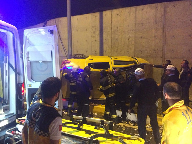 Eskişehir'de meydana gelen trafik kazasında, kontrolden çıkıp takla atan aracının içinde sıkışan taksi sürücüsü, itfaiye ekiplerinin çalışması sonucu kurtarıldı. 
