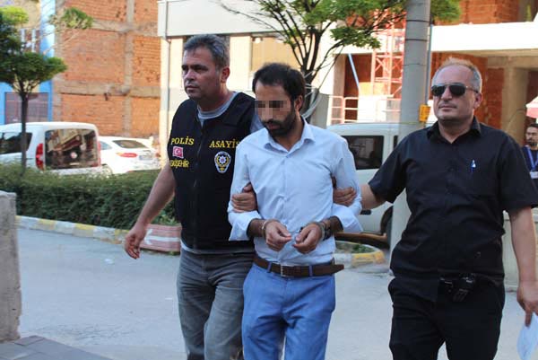 Eskişehir'de, telefonda kendisini savcı olarak tanıtıp dolandırıcılık yaptığı iddiasıyla gözaltına alınan 3 zanlıdan 2'si tutuklandı. 