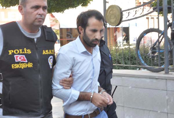 Eskişehir'de, telefonda kendisini savcı olarak tanıtıp dolandırıcılık yaptığı iddiasıyla gözaltına alınan 3 zanlıdan 2'si tutuklandı. 