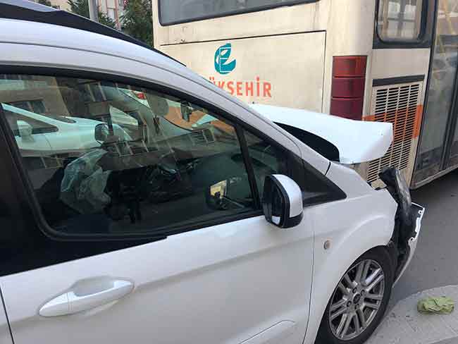 Eskişehir'de trafiği kilitleyen kaza, sabah saat 08.00 sıralarında Gökmeydan mahallesi Cumhuriyet bulvarında meydana geldi.