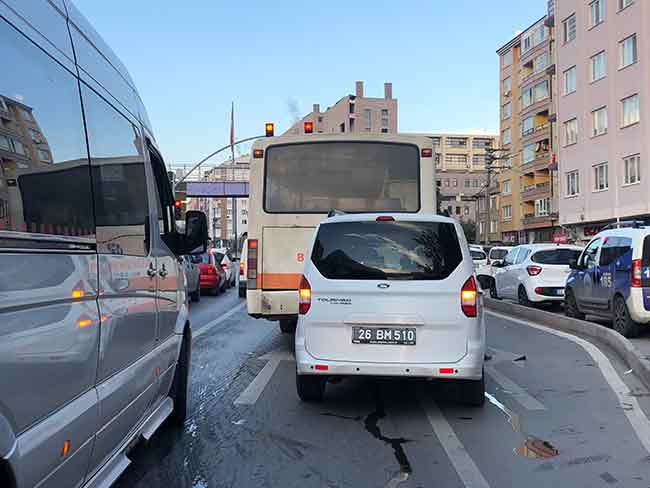Seyir halinde olan Büyükşehir Belediyesi'ne ait 26 BE 545 plakalı yolcu otobüsü, önündeki aracın aniden durması sebebi ile ani fren yaptı.
