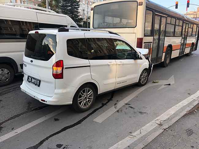 Bu sırada otobüsün arkasından gelen ve yine Büyükşehir Belediyesi'ne ait olan 26 BM 510 plakalı hafif ticari araç, durmak zorunda kalan otobüse çarptı.