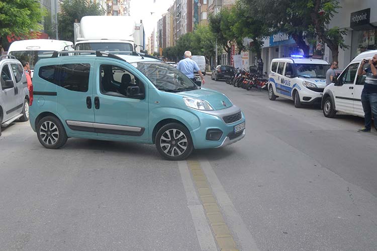 Eskişehir'de U dönüşü yapmaya çalışan hafif ticari aracın çarptığı bisiklet sürücüsü yaralandı.