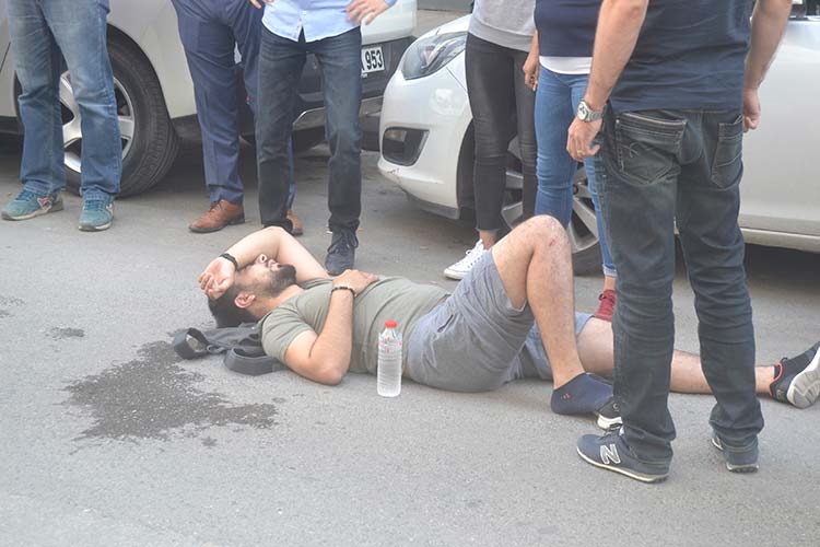 Eskişehir'de U dönüşü yapmaya çalışan hafif ticari aracın çarptığı bisiklet sürücüsü yaralandı.