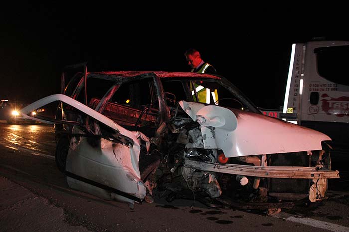 Eskişehir’de meydana gelen trafik kazasında 2’si çocuk 5 kişi yaralandı. Kaza sonrasında alev alev yanan araç kullanılamaz hale geldi. 