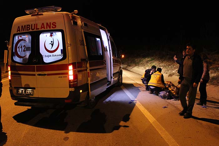 Eskişehir’de meydana gelen trafik kazasında 2’si çocuk 5 kişi yaralandı. Kaza sonrasında alev alev yanan araç kullanılamaz hale geldi. 