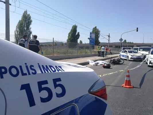 Kaza olduğunu gören diğer sürücüler, durumu hemen 112 Acil Servis ve polis ekiplerine bildirdi. Bölgeye gelen sağlık ekipleri, motosiklet sürücüsü Onur Tez’in olay yerinde hayatını kaybettiğini belirledi. 
