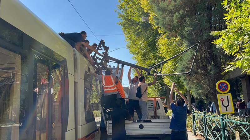 Otogar-Osmangazi Üniversitesi seferini yapan bir tramvayın İki Eylül Caddesi’nde bulunan belediye tramvay durağından hareket ettiği anda üstünde bulunan elektrik bağlantı çubuğu kırıldı.