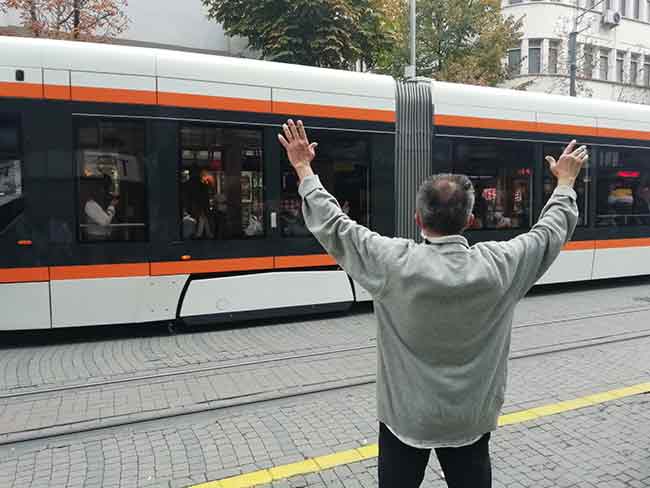 E.A. isimli vatandaş, tramvayın durakta durmasının ardından yoluna atlayarak ellerini kaldırdı.