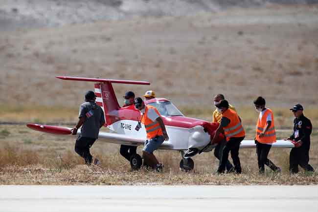 Eskişehir'in Sivrihisar ilçesinde bu yıl beşincisi düzenlenen Sivrihisar Hava Gösterileri 2020, başladı. Kalkış sırasında yaşadığı motor arızası nedeniyle sert iniş yapan bir uçak pistten kaldırıldı.