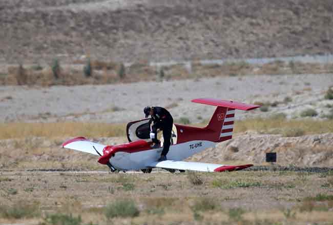 Eskişehir'in Sivrihisar ilçesinde bu yıl beşincisi düzenlenen Sivrihisar Hava Gösterileri 2020, başladı. Kalkış sırasında yaşadığı motor arızası nedeniyle sert iniş yapan bir uçak pistten kaldırıldı.