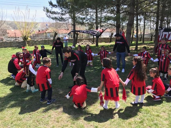 ÜniESES Anadolu temsilciliğimiz, “Çocuklar Gülsün Diye” 23 Nisan programı için Cumhuriyet Köyü, Sekiören İlkokulu’ndaki 23 Nisan kutlamalarına katıldı. 
