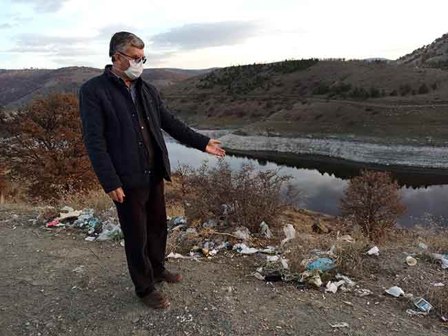 Kırka Mahalle Muhtarı Faik Karaca, kirlilikle alakalı durumdan utanç duyduğunu söylerken, insanları daha bilinçli olmaya davet etti.