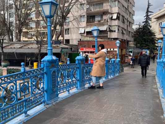 Turistlerin uğrak noktası olan Porsuk Çayı’nın bu hali, kent merkezine ilk defa gelenler için kötü izlenim oluşturuyor.