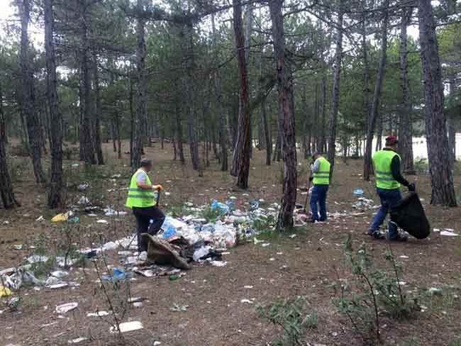 Eskişehir Orman İşletme Müdürlüğü tarafından defalarca uyarı yapılmasına rağmen duyarsız vatandaşların ormana çöp atmaları durdurulamıyor.
