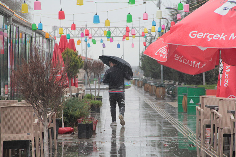 Eskişehir’de etkili olan sağanak yağış öğle saatlerinde başladı