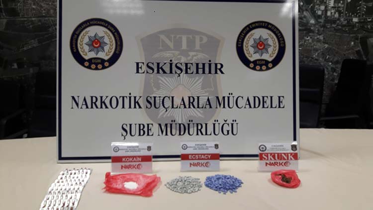Eskişehir'de uyuşturucu ticareti yaptıkları iddia edilen 4 şüpheli gözaltına alındı.