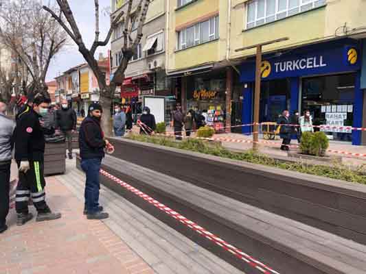 Eskişehir'in en işlek bölgelerinden olan Hamamyolu'nda bulunan ve genel olarak yaşlı vatandaşların oturarak uzun zaman geçirdikleri alanlarla birlikte çocuk parkları şeritlerle kapatıldı.