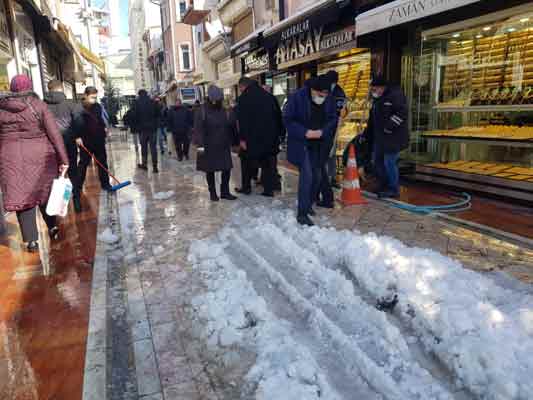 ...şehir merkezinin birçok cadde ve sokağında biriken karlar ve buzlanma sebebi ile zorlu bir yürüme mücadelesi verdi.