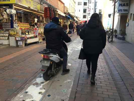 Motosiklet, scooter ve üç tekerlekli yük ve eşya taşıyıcı araçların kuralsız kullanımının trafik ve yaya güvenliğinde oluşturduğu tehdit vatandaşları tedirgin ediyor. 