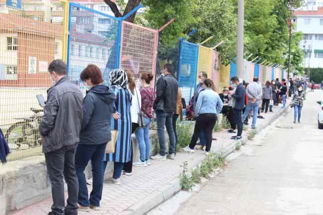 Tüm Türkiye’de LGS’nin birinci oturumu saat 09.30 itibarıyla başladı. Sınav öncesi ve sonrasında oluşabilecek yoğunluğu ve bulaşma riskini azaltmak amacıyla bugün 09.00 ile 15.00 saatleri arasında 81 ilde istisnalar hariç vatandaşların sokağa çıkmaları kısıtlandı. 