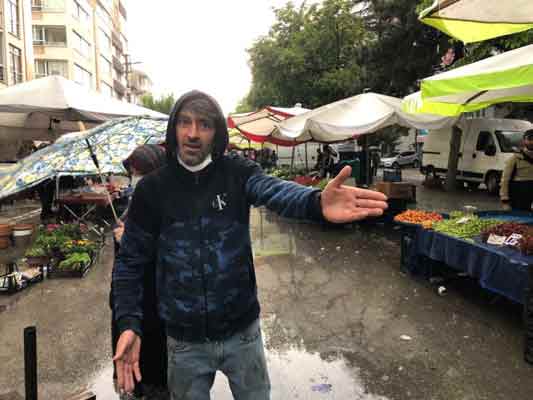 Meteoroloji 3. Bölge Müdürlüğünün yaptığı yoğun yağış uyarılarının ardından dün Eskişehir genelinde etkili olan kuvvetli yağmur, pazar esnafını da kötü etkiledi.