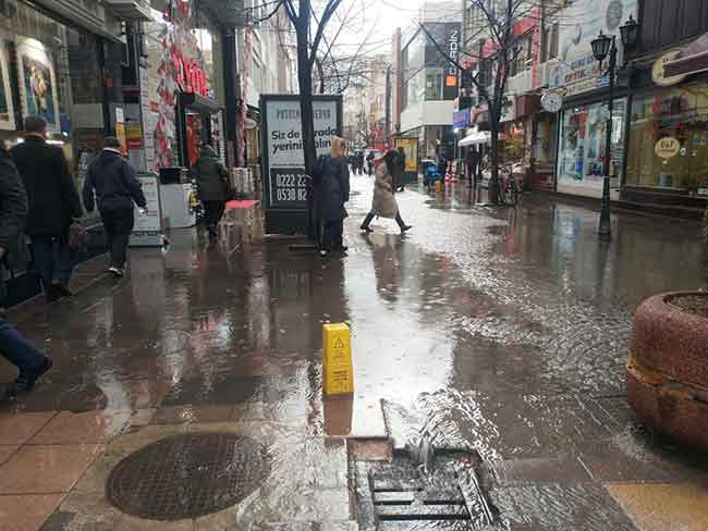 Eskişehir’de dün aniden başlayan sağanak yağış, kent merkezinde hayatı olumsuz etkiledi.