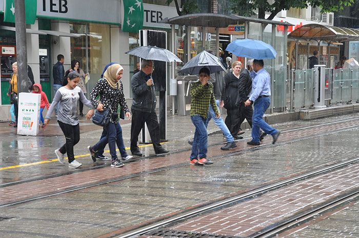 Eskişehir’de 18 dereceye kadar inen hava sıcaklığının yanı sıra zaman zaman etkiliği olan yağmur hayatı olumsuz yönde etkilerken, bazı yerlerde su birikintileri oluştu.