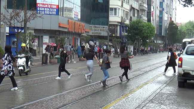 Eskişehir’de meteorolojinin yağış uyarısını dikkate almayan vatandaşların bir anda yağan yağmura hazırlıksız yakalanıp saçak altlarına koşuşturmaları ilginç görüntüler oluşturdu.