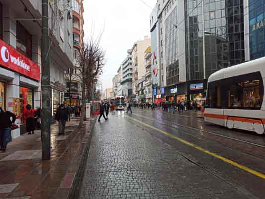 Kentte öğle saatlerinde başlayan ve etkili olan yağmur nedeniyle kısa sürede sokaklar boş kaldı.