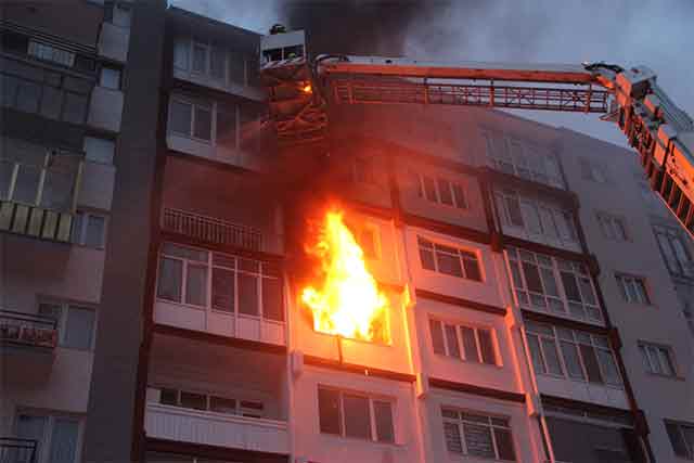 Bu sırada dumanları gören apartman sakinleri durumu hemen 110 itfaiye ekiplerine bildirerek evlerinden ayrıldı. Küçük çaplı patlamaların da yaşandığı apartman dairesi dakikalar içerisinde alev alev yandı. 