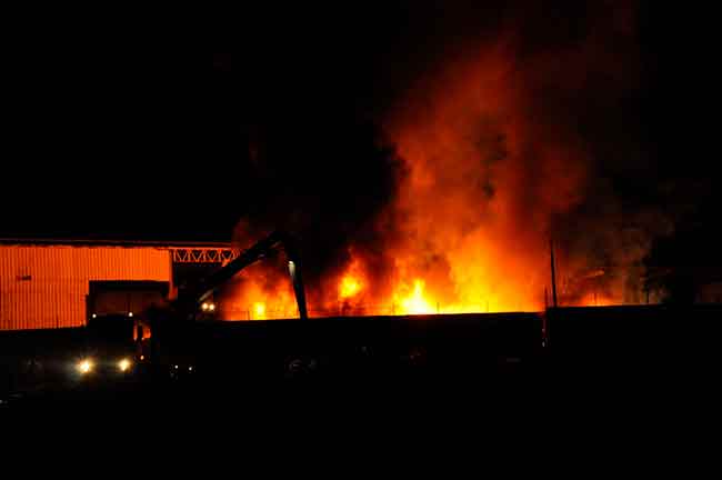 Tepebaşı ilçesine bağlı Emirler Mahallesi'ndeki geri dönüşüm fabrikasının depo kısmında henüz belirlenemeyen nedenle yangın çıktı.  