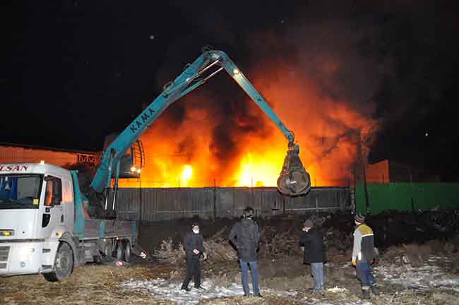 Fabrika dışından da iş makineleri yardımıyla yanan alana toprak atıldı. 