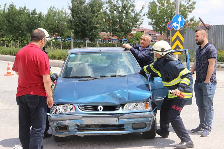 Eskişehir’de iki aracın karıştığı trafik kazası sonucu otomobil altında sıkışan yaralıyı vatandaşlar el birliğiyle çıkardı. Yüzlerce kilo ağırlığındaki otomobili kaldıran insanlar tam bir kahramanlık örneği sergiledi. 