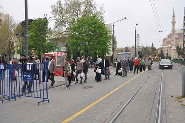 Eskişehir'de özellikle Taşbaşı bölgesinde bulunan sokaklar dolup taşarken, kontrol noktalarındaki denetimlerde uzun kuyruklar oluştu.